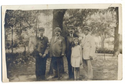 AD 1745 C.P.VECHE- GRUP IN TINUTA DE EPOCA -ELEV, ELEVA foto