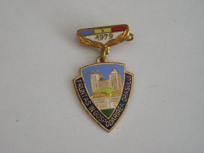 QW9 L 9 - Insigna - tematica comunism - Fruntas in gospodarirea orasului an 1979 foto