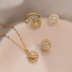 Set bijuterii floare, placate cu aur de 18 K, cu pandantiv rotativ si strasuri