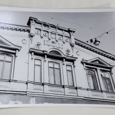 FRONTONUL UNEI CLADIRI DE PE STRADA FRANCEZA , nr. 21 - 23 , BUCURESTI , FOTOGRAFIE , ANII ' 60 - ' 70