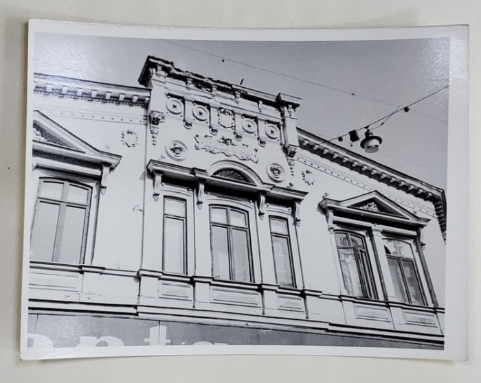 FRONTONUL UNEI CLADIRI DE PE STRADA FRANCEZA , nr. 21 - 23 , BUCURESTI , FOTOGRAFIE , ANII &#039; 60 - &#039; 70