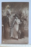 RPPC &ndash; Scenă de societate Belle &Eacute;poque (Craiova), circulată 1913 &ndash; modă cu pălării &amp; umbrelă