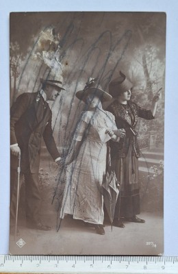 RPPC &amp;ndash; Scenă de societate Belle &amp;Eacute;poque (Craiova), circulată 1913 &amp;ndash; modă cu pălării &amp;amp; umbrelă foto