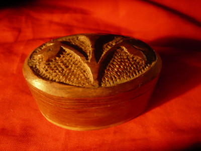 Caseta mica sculpata in lemn cu motiv floral in relief ,dim.= 7x4,5cm foto