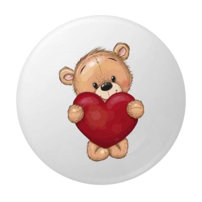 Insigna rotunda ursulet cu inima rosie, 58 mm, model romantic cute cu ...