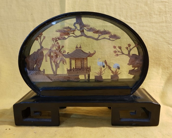 SCULPTURA IN PLUTA-DIORAMA-PIESA DECORATIVA -COMERTUL SOCIALIST-IMPORT CHINA ANII 70-80