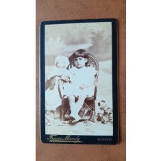 Fotografie tip CDV, fetita cu papusa, inceput de secol XX