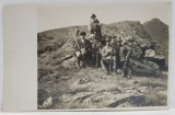 FOTOGRAFIE DE GRUP , BARBATI IN UNIFORMA SI CIVILI , LA MUNTE , FOTOGRAFIE TIP CARTE POSTALA , INTERBELICA