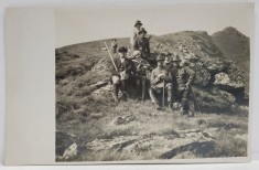 FOTOGRAFIE DE GRUP , BARBATI IN UNIFORMA SI CIVILI , LA MUNTE , FOTOGRAFIE TIP CARTE POSTALA , INTERBELICA