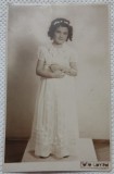 Fotografie tip Carte postala, fetita cu coronita si rochita lunga, perioada interbelica