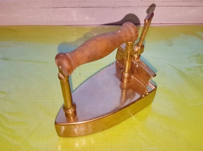 F397-CALCATOR mic alama masiva cu postament incastrat spate stare foarte buna. foto