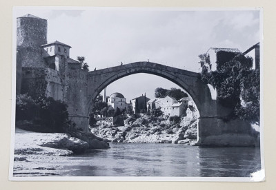 MOSTAR , POD PESTE RAUL NERETVA , BOSNIA SI HERTEGOVINA , FOTOGRAFIE MONOCROMA, PE HARTIE LUCIOASA , PERIOADA INTERBELICA foto