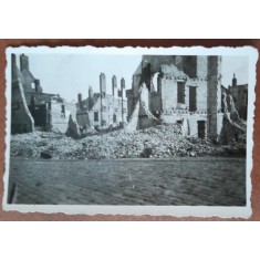 Fotografie, ruine ramase in urma bombardamentelor, al doilea razboi mondial