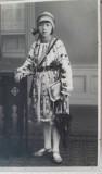 Fotografie tip carte postala, fetita in strai popular, 1929