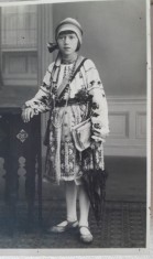 Fotografie tip carte postala, fetita in strai popular, 1929