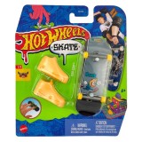 Set mini placa skateboard cu pantofi, Hot Wheels, HVJ75