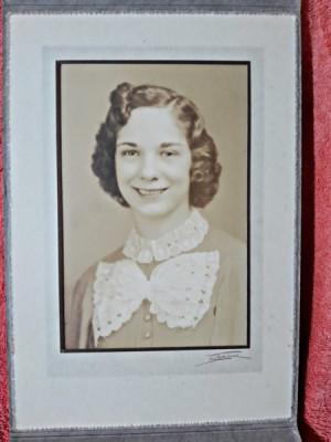 Fotografie tanara romanca la studii la Central Hight School, America, 1938 foto