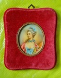 G763-I-Aplica miniatura portelan Doamna de epoca in oval semnata ST. NA anii 1900 cu rama bronz, sticla bombata si catifea pe lemn stare foarte buna.