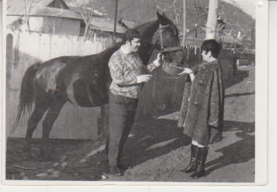 M5 C60 - FOTO - FOTOGRAFIE FOARTE VECHE - tineri cu cal - anII 1960 foto