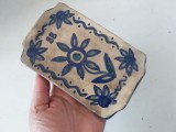 Săpuniere / Tavă Mică Ceramică Artizanală &ndash; Pictată Manual, Motiv Floral Albastru, Semnată RS 88, Margini Scalloped, Decor Handmande, 15 x 9 cm