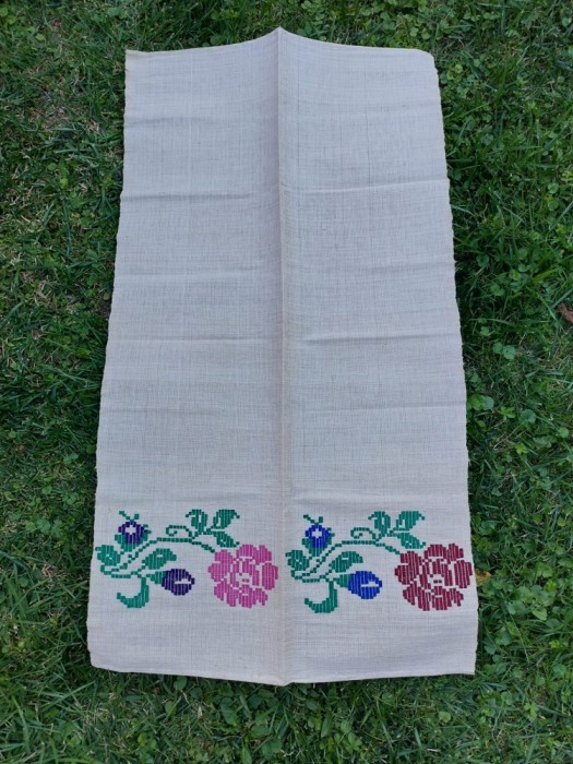 Prosop stergar vechi taranesc de canepa, brodat de mana model cu flori, 56cm latime x 104cm lungime