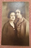 Doua femei - Fotografie datata 1925, Bucuresti, Romania 1900 - 1950, Sepia, Portrete