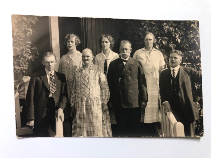 Fotografie veche de familie din perioada interbelica