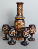 Set decorativ din lemn vintage romanesc - Sticla 20cm + 4 pahare mici cu picior 8cm, cioplite si pictate manual
