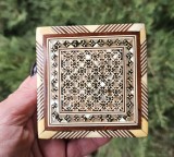 CUTIUȚĂ MICUȚA VINTAGE KHATAM, LUCRATA MANUAL CU ABALONE, OS SI LEMN