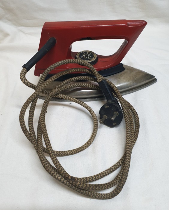 Fier de calcat ZEFIR Lux Electromures, anul 1982, Obiect vechi de colectie Romania socialista - Epoca de Aur