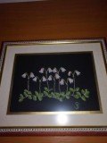 Tablou cusut brodat broderie manuala cu flori roz pe fundal negru rama lemn cu protectie