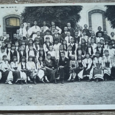 Fotografie de grup cu copii in port national, perioada interbelica, Ardeal