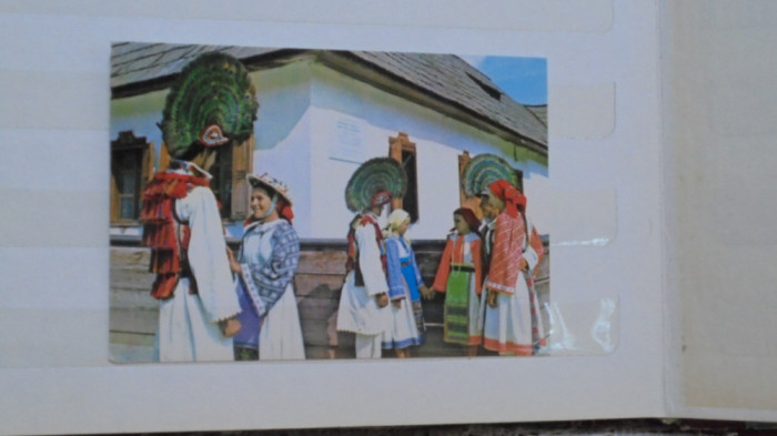 ROMANIA - TINERI IN COSTUME POPULARE IN FATA MUZEULUI MEMORIAL GEORGE COSBUC -