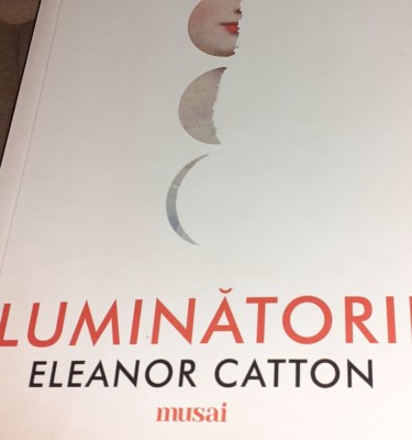 LUMINATORII ELEANOR CATTON foto