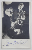 DAVE BRUBECK ( 1920- 2012 ) , MARE PIANIST SI COMPOZITOR AMERICAN si GERRY MULLIGAN ( 1927 -1996 ) SAXOFONIST AMERICAN , FOTOGRAFIE SEMNATA DE DAVE B