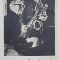 DAVE BRUBECK ( 1920- 2012 ) , MARE PIANIST SI COMPOZITOR AMERICAN si GERRY MULLIGAN ( 1927 -1996 ) SAXOFONIST AMERICAN , FOTOGRAFIE SEMNATA DE DAVE B