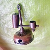 7017-Ascutitoare mica Pompa colectie metal cuprat stare foarte buna. Inaltime 9, latime 6 cm.