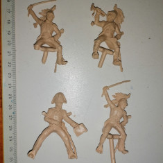 LOT 4 FIGURINE CAVALERI