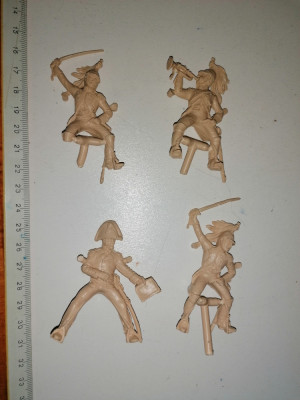 LOT 4 FIGURINE CAVALERI foto