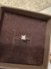 Inel de logodna din aur alb cu un diamant solitaire foto