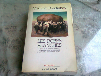 LES ROBES BLANCHES - VLADIMIR DOUDINTSEV (CARTE IN LIMBA FRANCEZA) foto