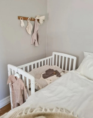 Patut bebe din lemn masiv, laterala culisabila si inaltime reglabila a saltelei, bedside Alice Alb, 100x50 cm foto