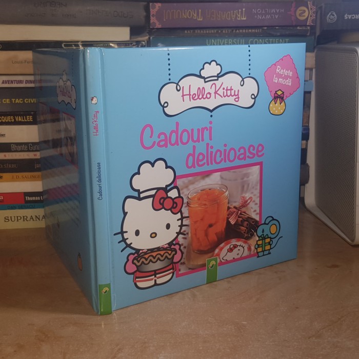 HELLO KITTY : CADOURI PENTRU POFTICIOSI ( RETETE LA MODA ) , 2014 , GERMANIA ( IN LIMBA ROMANA ) *