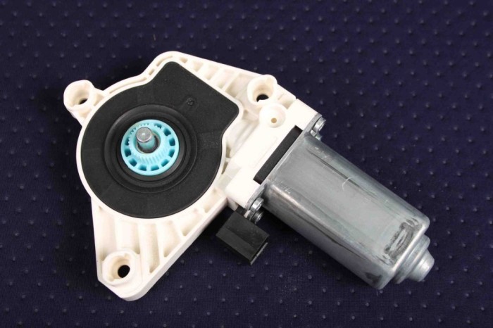 Motor macara geam ușă st&acirc;nga față VW PASSAT Variant B8 3G5 2015 OEM: 5Q4959801B 2494192