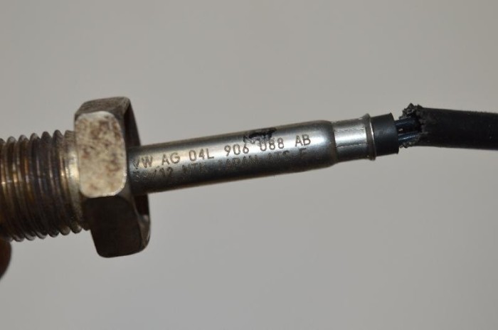 Senzor de temperatură VW GOLF VII 5G1, BQ1, BE1, BE2 2012 OEM: 04L906088AB 2501445