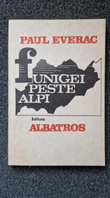 FUNIGEI PESTE ALPI - Paul Everac foto