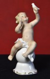Statueta din portelan Wallendorf Schaubach Kunst - Copil tinand o pasare in mana