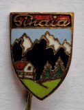 SINAIA - insigna veche anii 1970 - Turism - Drumetie