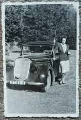 Domnisoara cu automobil de epoca, numere Bucuresti// fotografie foto