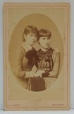 FOTOGRAF FRANZ MANDY , BUCURESTI , DOUA TINERE IN STUDIO , PORTRET IN MEDALION , FOTOGRAFIE C.D.V , SFARSIT DE SECOL XIX